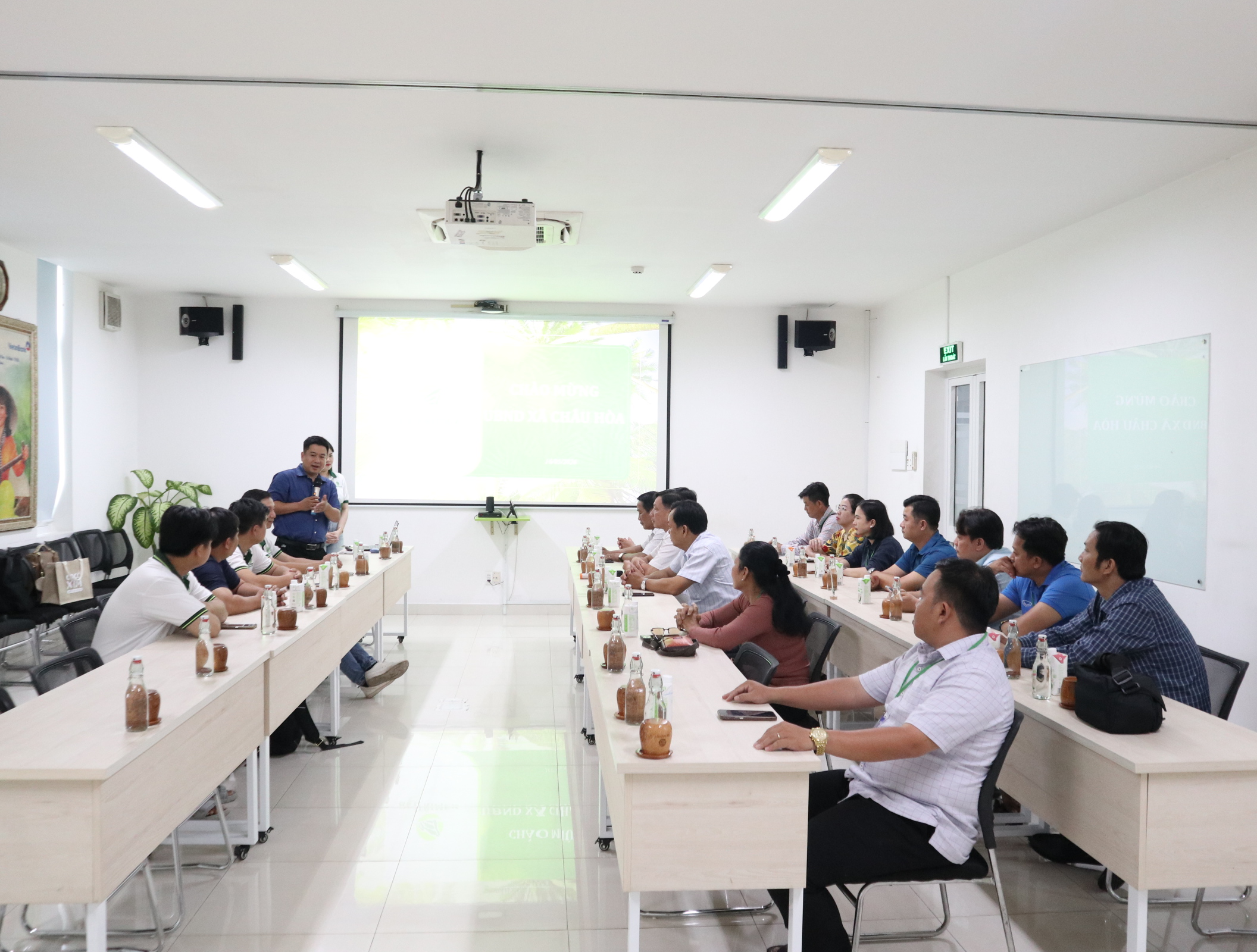Xã Châu Hòa phối hợp Công ty Cổ phần Xuất nhập khẩu Bến Tre tổ chức chương trình tham quan Nhà máy và tìm hiểu chuỗi giá trị dừa Betrimex