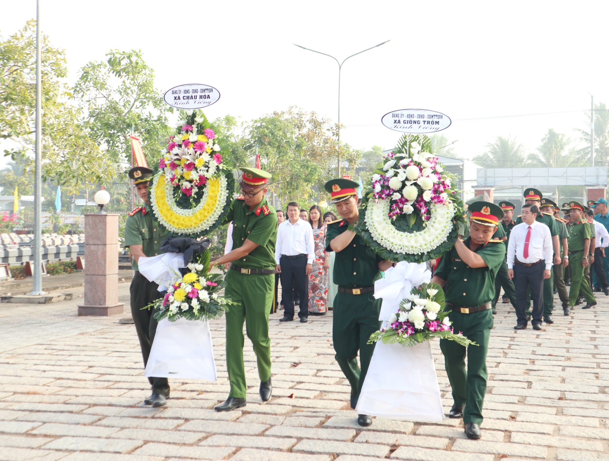 Viếng Nghĩa trang liệt sỹ, khu lưu niệm Đền thờ nữ tướng 
Nguyễn Thị Định, các anh hùng chiến sĩ tại di tích cấp tỉnh: Đường dây giao bưu A210 và Đền thờ liệt sĩ xã nhân kỷ niệm 51 năm Ngày Giải phóng miền Nam, thống nhất đất nước
